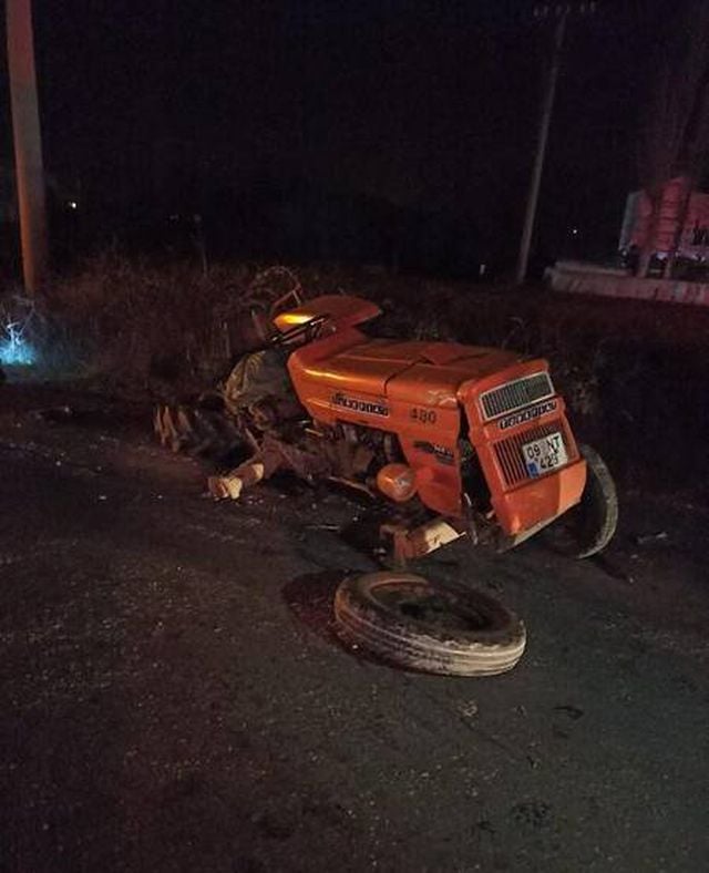 Traktörle ticari araç çarpıştı:  1'i ağır 4 yaralı