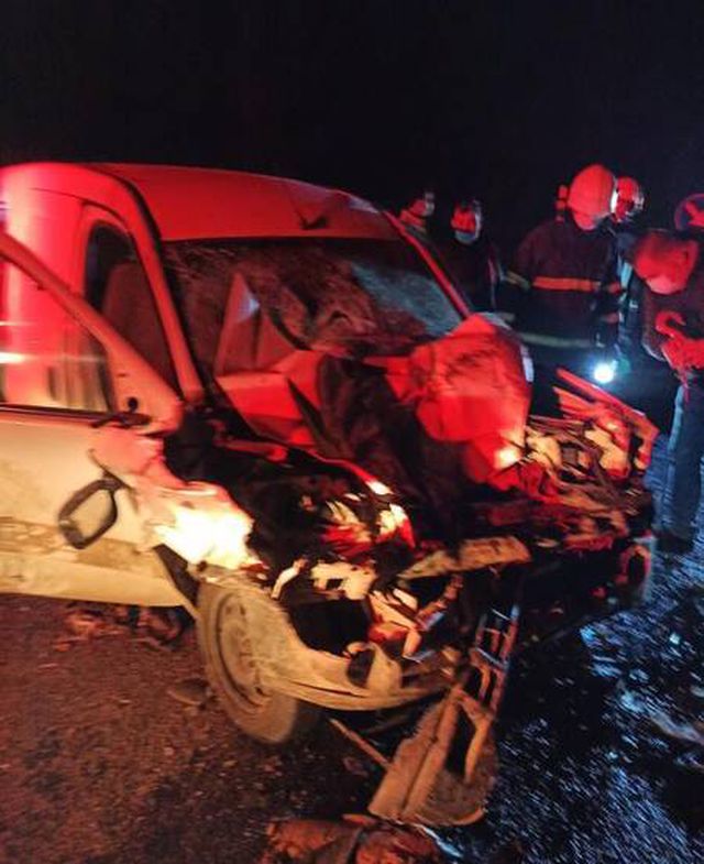 Traktörle ticari araç çarpıştı:  1'i ağır 4 yaralı