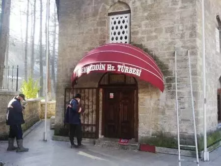Türbeye Fransız tarzı tente takılmasına tepki (2) Türbeye Fransız tarzı tente takılmasına tepki (2)