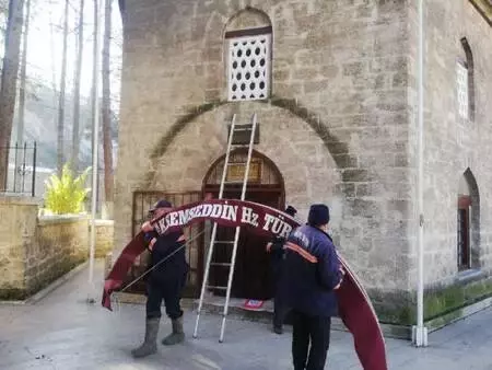 Türbeye Fransız tarzı tente takılmasına tepki (2) Türbeye Fransız tarzı tente takılmasına tepki (2)