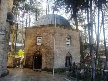 Türbeye Fransız tarzı tente takılmasına tepki (2) Türbeye Fransız tarzı tente takılmasına tepki (2)