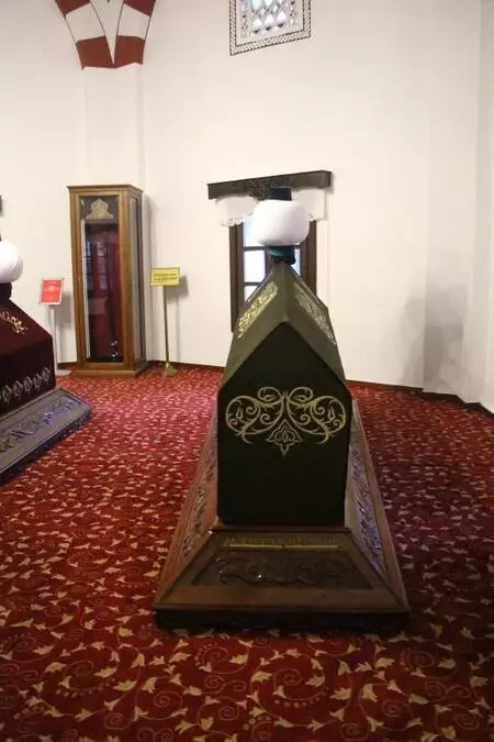 Bolu'da Akşemseddin Hazretleri Türbesi'ne Fransız tarzı tente takılması tepkilere neden oldu Bolu'da Akşemseddin Hazretleri Türbesi'ne Fransız tarzı tente takılması tepkilere neden oldu