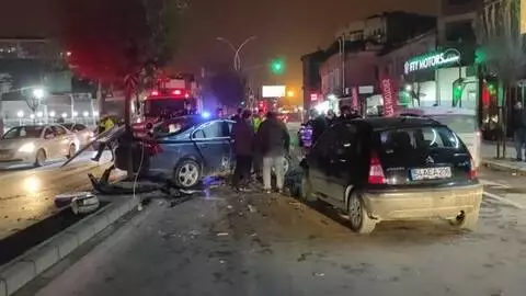 Son dakika haber... Üç aracın karıştığı kazada 2 kişi yaralandı Son dakika haber... Üç aracın karıştığı kazada 2 kişi yaralandı