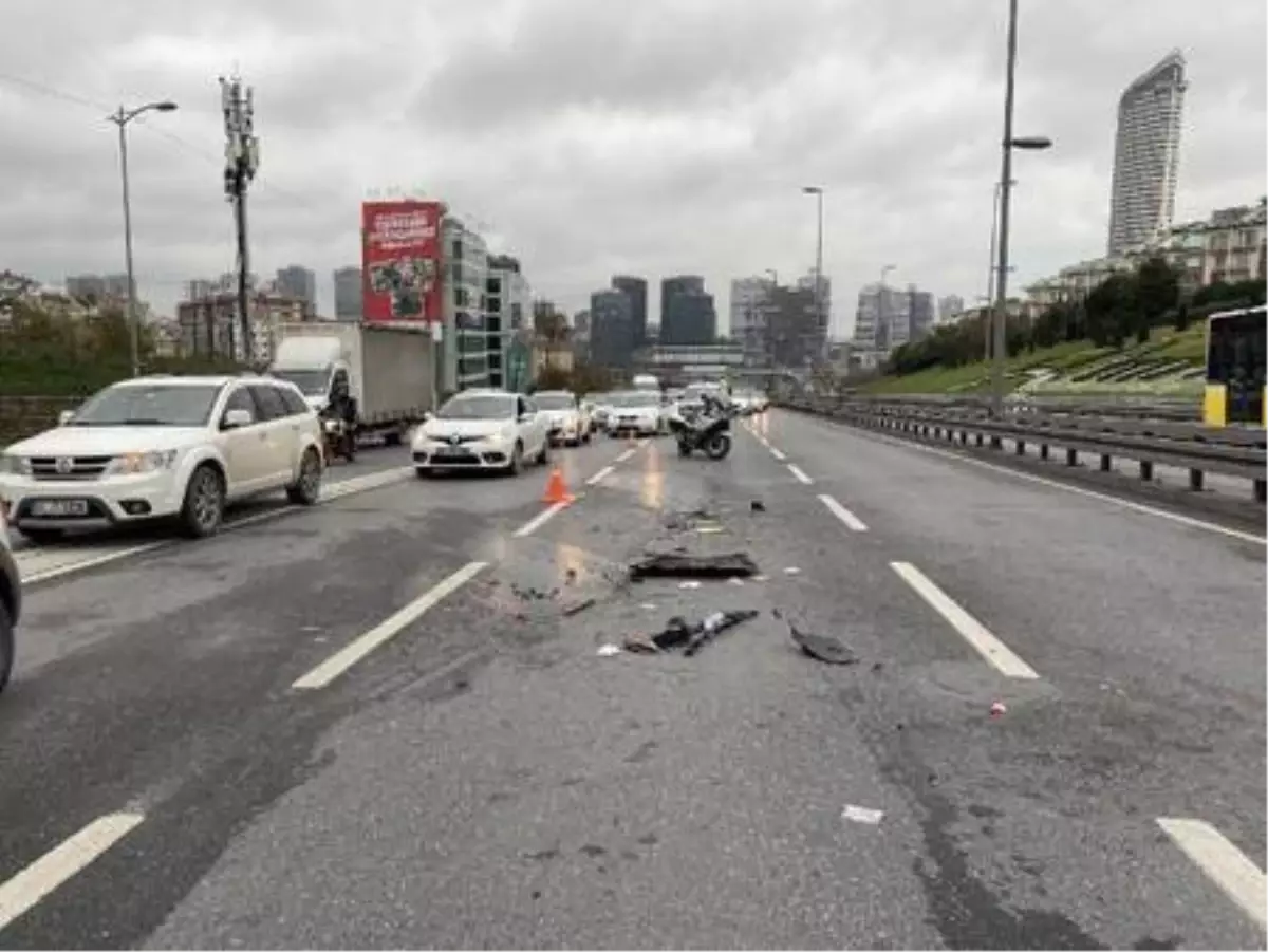 Son dakika... Üsküdar D-100 karayolu ünalan mevkiinde iki otomobil kaza yaptı : 3 Yaralı