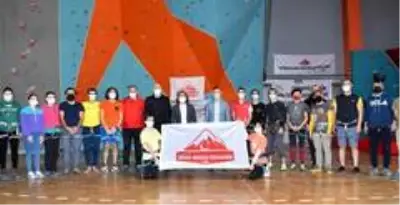 Yomra Cimnastik Spor Kompleksinde yapılan tırmanma duvarında şampiyonlar yetişiyor Yomra Cimnastik Spor Kompleksinde yapılan tırmanma duvarında şampiyonlar yetişiyor