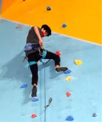 Yomra Cimnastik Spor Kompleksinde yapılan tırmanma duvarında şampiyonlar yetişiyor Yomra Cimnastik Spor Kompleksinde yapılan tırmanma duvarında şampiyonlar yetişiyor
