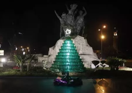 1250 soda şişesinden noel ağacı 1250 soda şişesinden noel ağacı