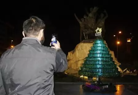 1250 soda şişesinden noel ağacı 1250 soda şişesinden noel ağacı