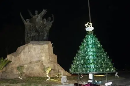 1250 soda şişesinden noel ağacı 1250 soda şişesinden noel ağacı