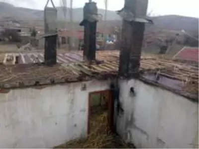 3 çocuklu kadının eşyaları evinde çıkan yangında kül oldu 3 çocuklu kadının eşyaları evinde çıkan yangında kül oldu