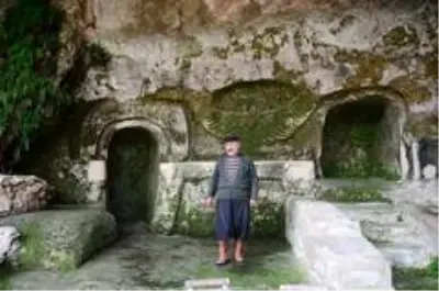 30 yıldır mağarada yaşıyor 30 yıldır mağarada yaşıyor