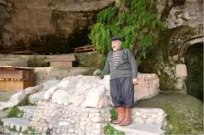 30 yıldır mağarada yaşıyor 30 yıldır mağarada yaşıyor