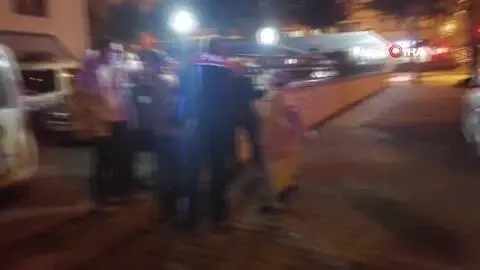 Karakolda maske takmamak için dakikalarca polise direnen kadın ekiplere zor anlar yaşattı Karakolda maske takmamak için dakikalarca polise direnen kadın ekiplere zor anlar yaşattı