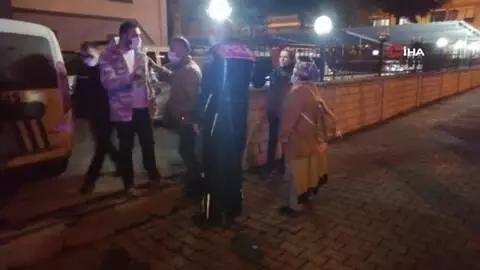 Karakolda maske takmamak için dakikalarca polise direnen kadın ekiplere zor anlar yaşattı Karakolda maske takmamak için dakikalarca polise direnen kadın ekiplere zor anlar yaşattı