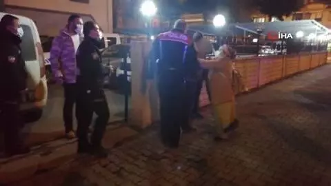 Karakolda maske takmamak için dakikalarca polise direnen kadın ekiplere zor anlar yaşattı Karakolda maske takmamak için dakikalarca polise direnen kadın ekiplere zor anlar yaşattı