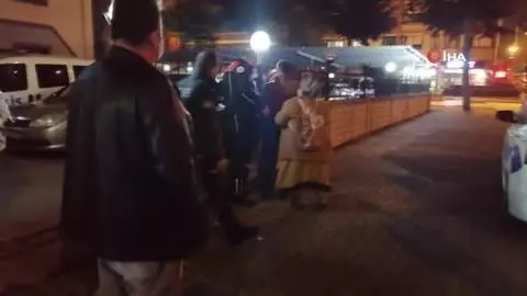 Karakolda maske takmamak için dakikalarca polise direnen kadın ekiplere zor anlar yaşattı Karakolda maske takmamak için dakikalarca polise direnen kadın ekiplere zor anlar yaşattı