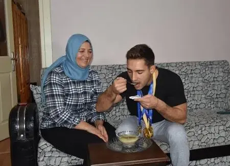 Avrupa şampiyonunu ameliyat eden Prof. Dr. Demirtaş'tan paça çorbası için uyarılar Avrupa şampiyonunu ameliyat eden Prof. Dr. Demirtaş'tan paça çorbası için uyarılar