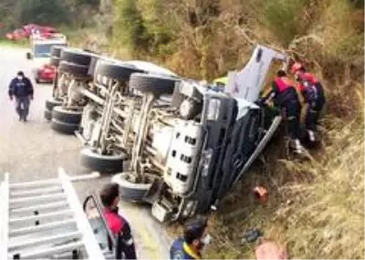Son dakika haberleri: Beton mikseri devrildi, sıkışan sürücüyü itfaiye ekipleri kurtardı Son dakika haberleri: Beton mikseri devrildi, sıkışan sürücüyü itfaiye ekipleri kurtardı