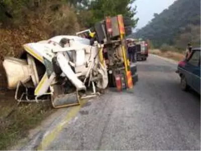 Son dakika haberleri: Beton mikseri devrildi, sıkışan sürücüyü itfaiye ekipleri kurtardı Son dakika haberleri: Beton mikseri devrildi, sıkışan sürücüyü itfaiye ekipleri kurtardı