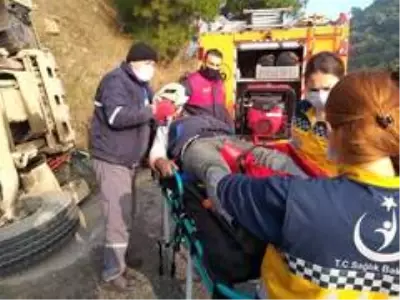 Son dakika haberleri: Beton mikseri devrildi, sıkışan sürücüyü itfaiye ekipleri kurtardı Son dakika haberleri: Beton mikseri devrildi, sıkışan sürücüyü itfaiye ekipleri kurtardı