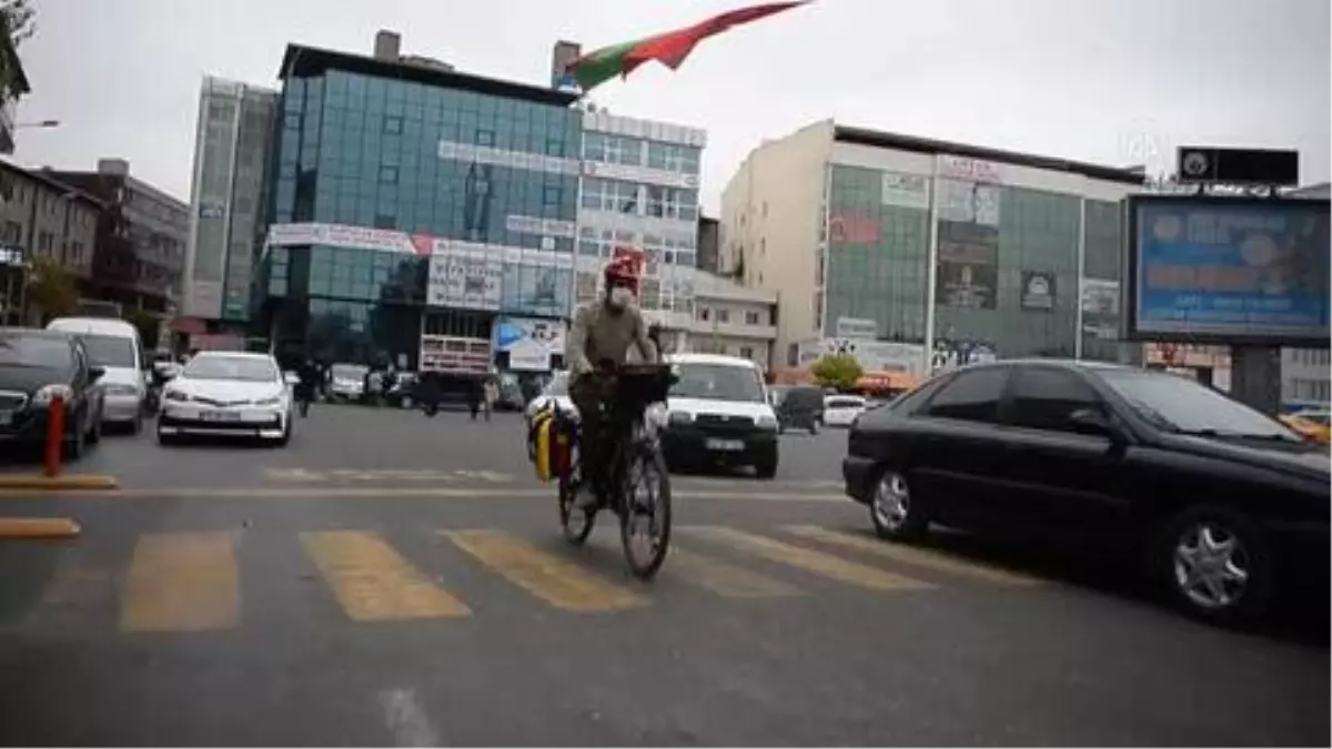 Bisikletle gezdiği şehirlerin sosyal medyadan tanıtımını yapıyor