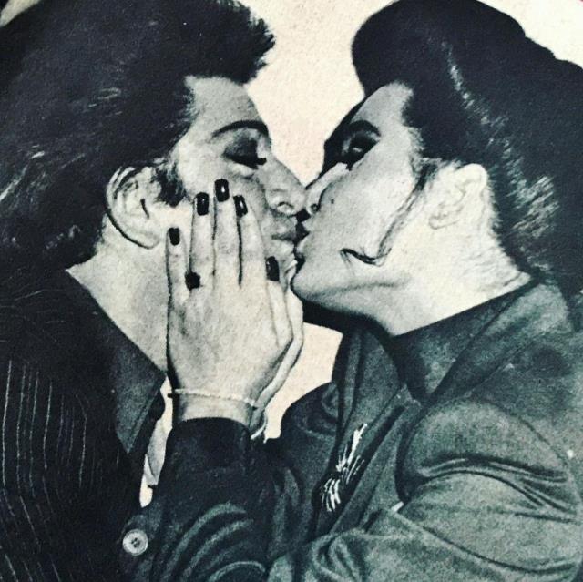 Bülent Ersoy ve Zeki Müren'in 40 yıl önce çektirdiği dudak dudağa pozları yeniden gündem oldu