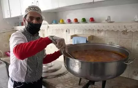 Düzenledikleri kampanyayla karantinadakilere yemek dağıtıyorlar
