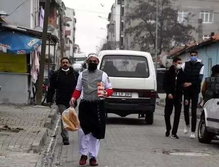 Düzenledikleri kampanyayla karantinadakilere yemek dağıtıyorlar