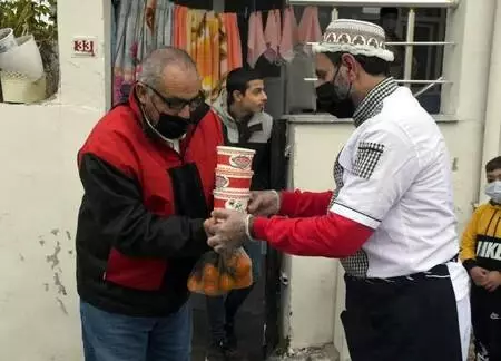 Düzenledikleri kampanyayla karantinadakilere yemek dağıtıyorlar