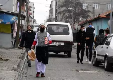 Düzenledikleri kampanyayla karantinadakilere yemek dağıtıyorlar