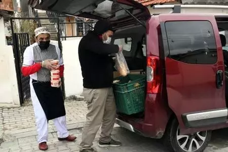 Düzenledikleri kampanyayla karantinadakilere yemek dağıtıyorlar
