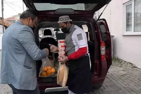 Düzenledikleri kampanyayla karantinadakilere yemek dağıtıyorlar