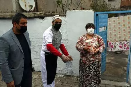 Düzenledikleri kampanyayla karantinadakilere yemek dağıtıyorlar