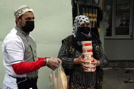 Düzenledikleri kampanyayla karantinadakilere yemek dağıtıyorlar