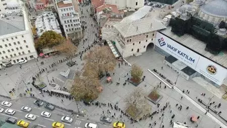 Eminönü'nde metrelerce uzayan Milli Piyango bileti kuyruğu Eminönü'nde metrelerce uzayan Milli Piyango bileti kuyruğu