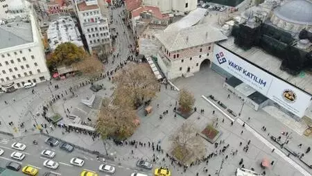 Eminönü'nde metrelerce uzayan Milli Piyango bileti kuyruğu Eminönü'nde metrelerce uzayan Milli Piyango bileti kuyruğu
