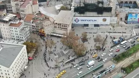 Eminönü'nde metrelerce uzayan Milli Piyango bileti kuyruğu Eminönü'nde metrelerce uzayan Milli Piyango bileti kuyruğu