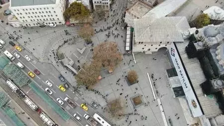 Eminönü'nde metrelerce uzayan Milli Piyango bileti kuyruğu Eminönü'nde metrelerce uzayan Milli Piyango bileti kuyruğu