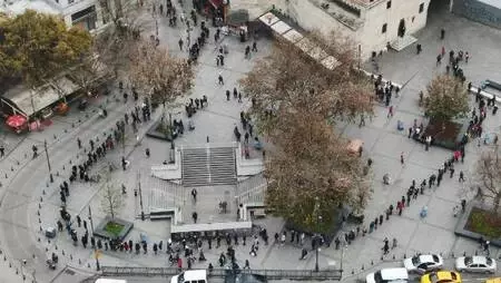 Eminönü'nde metrelerce uzayan Milli Piyango bileti kuyruğu Eminönü'nde metrelerce uzayan Milli Piyango bileti kuyruğu