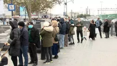 Eminönü'nde metrelerce uzayan Milli Piyango bileti kuyruğu Eminönü'nde metrelerce uzayan Milli Piyango bileti kuyruğu