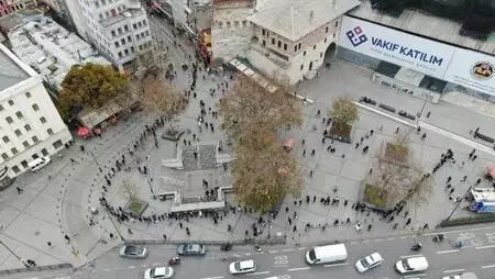 Eminönü'nde metrelerce uzayan Milli Piyango bileti kuyruğu Eminönü'nde metrelerce uzayan Milli Piyango bileti kuyruğu