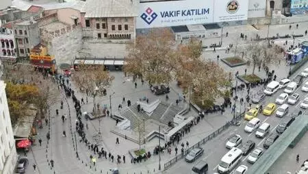 Eminönü'nde metrelerce uzayan Milli Piyango bileti kuyruğu Eminönü'nde metrelerce uzayan Milli Piyango bileti kuyruğu