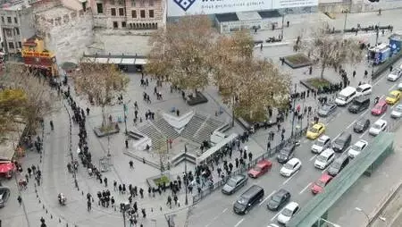 Eminönü'nde metrelerce uzayan Milli Piyango bileti kuyruğu Eminönü'nde metrelerce uzayan Milli Piyango bileti kuyruğu