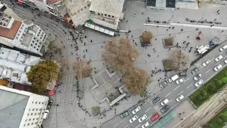 Eminönü'nde metrelerce uzayan Milli Piyango bileti kuyruğu Eminönü'nde metrelerce uzayan Milli Piyango bileti kuyruğu