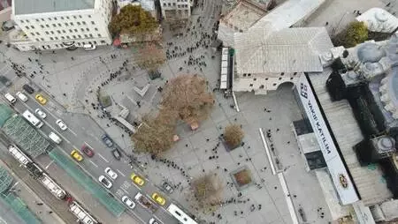 Eminönü'nde metrelerce uzayan Milli Piyango bileti kuyruğu Eminönü'nde metrelerce uzayan Milli Piyango bileti kuyruğu