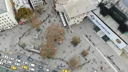 Eminönü'nde metrelerce uzayan Milli Piyango bileti kuyruğu Eminönü'nde metrelerce uzayan Milli Piyango bileti kuyruğu