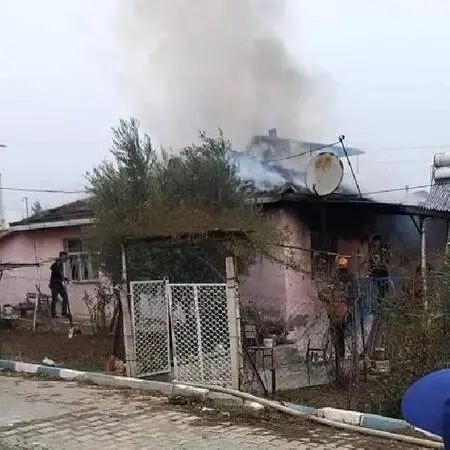 Son dakika haberleri: Felçli yaşlı adam, evde çıkan yangında yaşamını yitirdi Son dakika haberleri: Felçli yaşlı adam, evde çıkan yangında yaşamını yitirdi