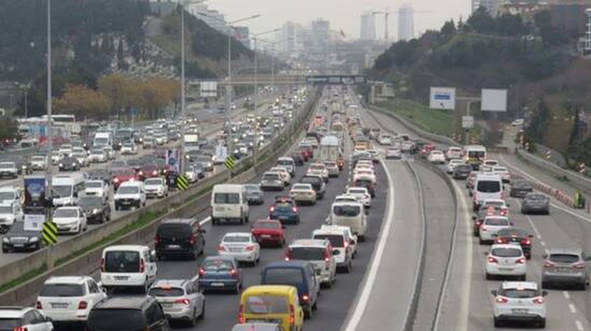Hafta sonu kısıtlamasına saatler kala İstanbul'da trafik kilitlendi