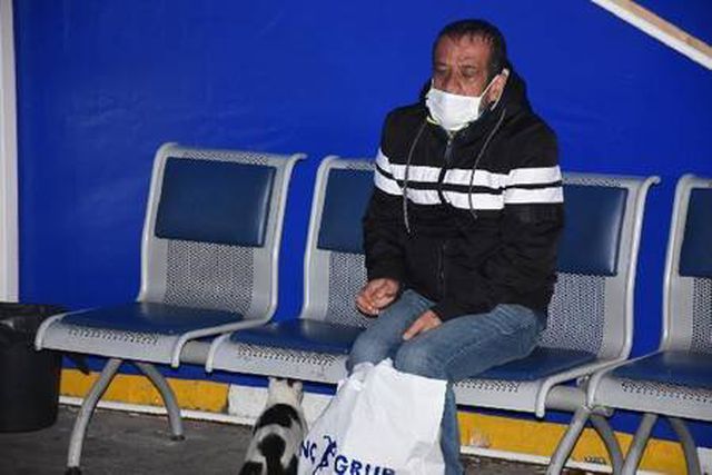 Hastane bahçesinde yaşayan adam, yardım istedi