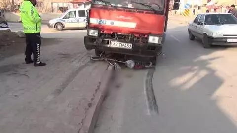 Kamyonun çarptığı bisikletin sürücüsü ağır yaralandı Kamyonun çarptığı bisikletin sürücüsü ağır yaralandı